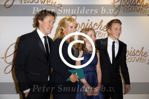 Amsterdam 1 december 2014
Premiere Gooische vrouwen 2 in het nieuwe de la mar met in de hoofdrollen Linda de Mol Lies Visschedijk Tjitske Reijdinga en Susan Visser. Linda met Jeroen Rietbergen en kinderen Noah en Julian