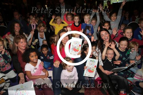 Amersfoort 9 november 2014
Boekpresentatie Dierendorpje door Kim-Lian van der Meij, partner Daniel Gibson en kinderen Sean en Ronja. Marianne Thieme