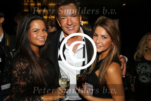 Amsterdam 2 december 2014
CD presentatie Gerard Joling in het conservatorium Hotel. Humberto Tan en Karin Bloemen reiken het eerste exemplaar uit. Michelle Dubbelboer met een vriendin en Patty Brard