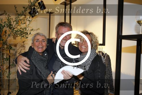 Amsterdam 20 november 2014
Opening winkel 10 days in de cornelis schuytstraat. Anouk Smulders opent de winkel en de oprichters van 10 days Barbara Hilbrink en Myon Veenendaal zij natuurlijk aanwezig. Ook Suus Zeelenberg neemt het woord