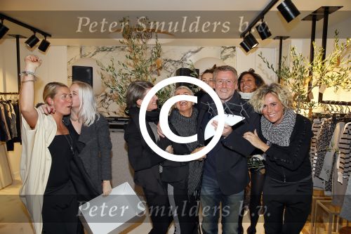 Amsterdam 20 november 2014
Opening winkel 10 days in de cornelis schuytstraat. Anouk Smulders opent de winkel en de oprichters van 10 days Barbara Hilbrink en Myon Veenendaal zij natuurlijk aanwezig. Ook Suus Zeelenberg neemt het woord