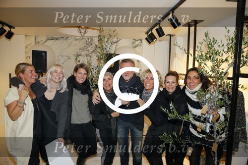 Amsterdam 20 november 2014
Opening winkel 10 days in de cornelis schuytstraat. Anouk Smulders opent de winkel en de oprichters van 10 days Barbara Hilbrink en Myon Veenendaal zij natuurlijk aanwezig. Ook Suus Zeelenberg neemt het woord