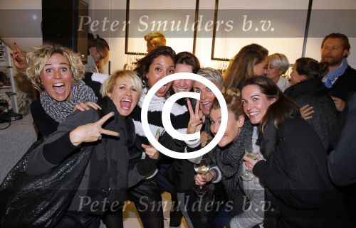 Amsterdam 20 november 2014
Opening winkel 10 days in de cornelis schuytstraat. Anouk Smulders opent de winkel en de oprichters van 10 days Barbara Hilbrink en Myon Veenendaal zij natuurlijk aanwezig. Ook Suus Zeelenberg neemt het woord