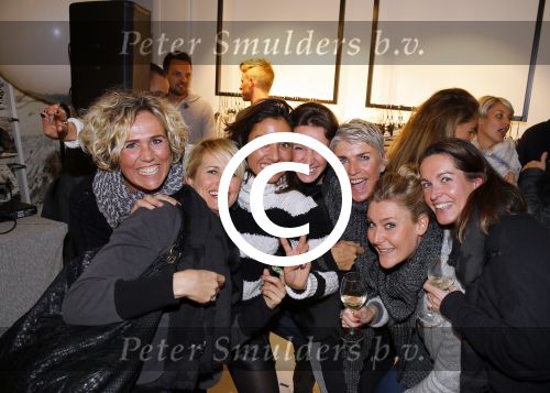 Amsterdam 20 november 2014
Opening winkel 10 days in de cornelis schuytstraat. Anouk Smulders opent de winkel en de oprichters van 10 days Barbara Hilbrink en Myon Veenendaal zij natuurlijk aanwezig. Ook Suus Zeelenberg neemt het woord