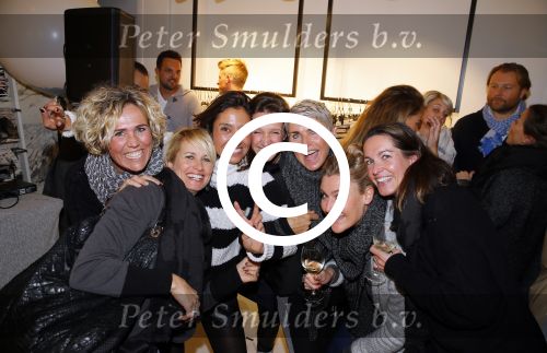 Amsterdam 20 november 2014
Opening winkel 10 days in de cornelis schuytstraat. Anouk Smulders opent de winkel en de oprichters van 10 days Barbara Hilbrink en Myon Veenendaal zij natuurlijk aanwezig. Ook Suus Zeelenberg neemt het woord