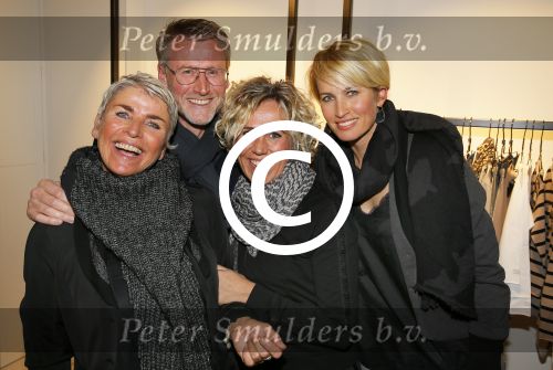 Amsterdam 20 november 2014
Opening winkel 10 days in de cornelis schuytstraat. Anouk Smulders opent de winkel en de oprichters van 10 days Barbara Hilbrink en Myon Veenendaal zij natuurlijk aanwezig. Ook Suus Zeelenberg neemt het woord