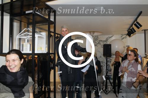 Amsterdam 20 november 2014
Opening winkel 10 days in de cornelis schuytstraat. Anouk Smulders opent de winkel en de oprichters van 10 days Barbara Hilbrink en Myon Veenendaal zij natuurlijk aanwezig. Ook Suus Zeelenberg neemt het woord