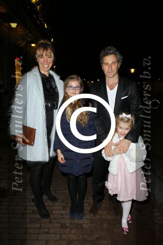 Amsterdam 18 december 2014
Premiere kerst circus in Carre.
Nienke Romer met Frederik Brom en hun kinderen