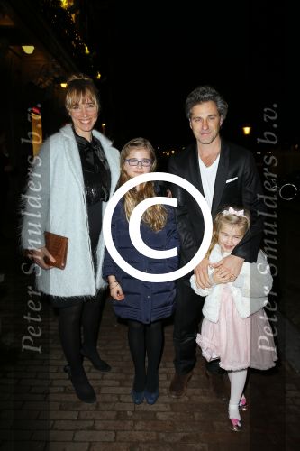 Amsterdam 18 december 2014
Premiere kerst circus in Carre.
Nienke Romer met Frederik Brom en hun kinderen