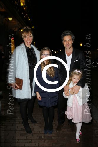 Amsterdam 18 december 2014
Premiere kerst circus in Carre.
Nienke Romer met Frederik Brom en hun kinderen
