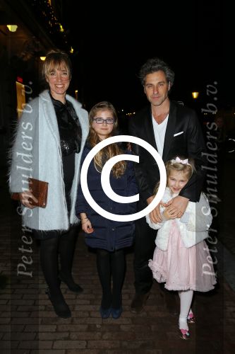 Amsterdam 18 december 2014
Premiere kerst circus in Carre.
Nienke Romer met Frederik Brom en hun kinderen