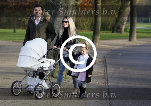 Amsterdam 23 november 2014
Nikkie Plessen en Ruben Bontekoen lopen met hun dochter Jolie en zoontje Alain en hond door het vondelpark.
