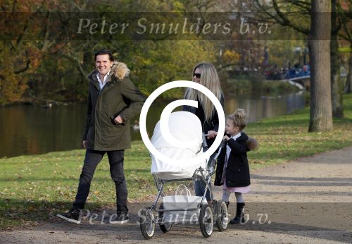Amsterdam 23 november 2014
Nikkie Plessen en Ruben Bontekoen lopen met hun dochter Jolie en zoontje Alain en hond door het vondelpark.