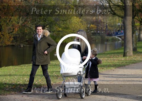Amsterdam 23 november 2014
Nikkie Plessen en Ruben Bontekoen lopen met hun dochter Jolie en zoontje Alain en hond door het vondelpark.