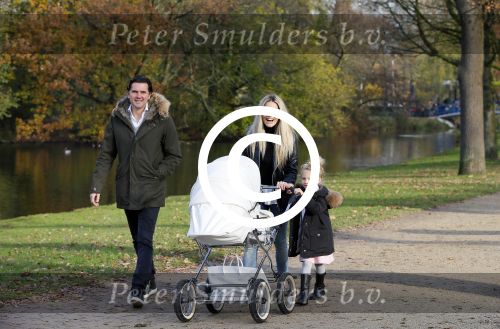 Amsterdam 23 november 2014
Nikkie Plessen en Ruben Bontekoen lopen met hun dochter Jolie en zoontje Alain en hond door het vondelpark.