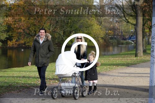 Amsterdam 23 november 2014
Nikkie Plessen en Ruben Bontekoen lopen met hun dochter Jolie en zoontje Alain en hond door het vondelpark.