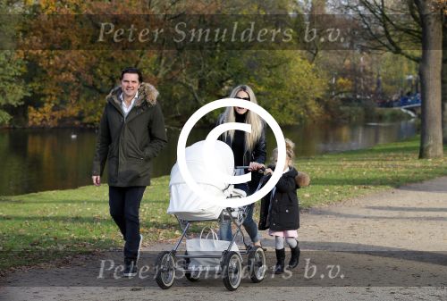 Amsterdam 23 november 2014
Nikkie Plessen en Ruben Bontekoen lopen met hun dochter Jolie en zoontje Alain en hond door het vondelpark.