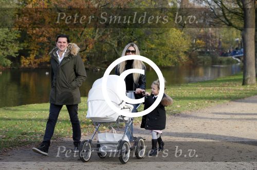Amsterdam 23 november 2014
Nikkie Plessen en Ruben Bontekoen lopen met hun dochter Jolie en zoontje Alain en hond door het vondelpark.