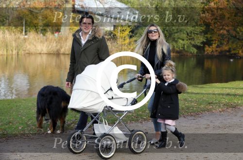 Amsterdam 23 november 2014
Nikkie Plessen en Ruben Bontekoen lopen met hun dochter Jolie en zoontje Alain en hond door het vondelpark.