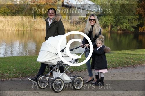 Amsterdam 23 november 2014
Nikkie Plessen en Ruben Bontekoen lopen met hun dochter Jolie en zoontje Alain en hond door het vondelpark.