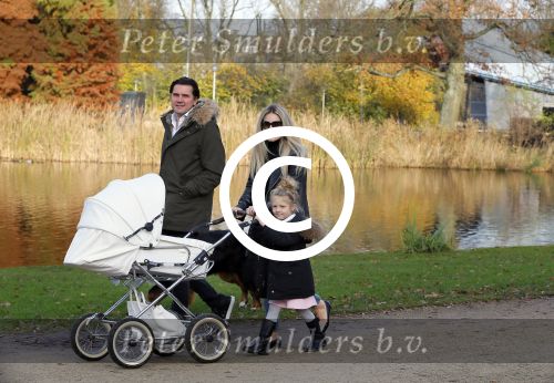 Amsterdam 23 november 2014
Nikkie Plessen en Ruben Bontekoen lopen met hun dochter Jolie en zoontje Alain en hond door het vondelpark.