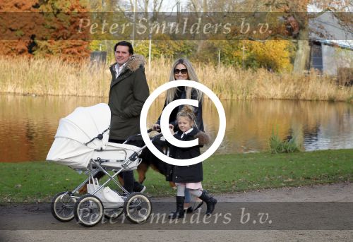 Amsterdam 23 november 2014
Nikkie Plessen en Ruben Bontekoen lopen met hun dochter Jolie en zoontje Alain en hond door het vondelpark.