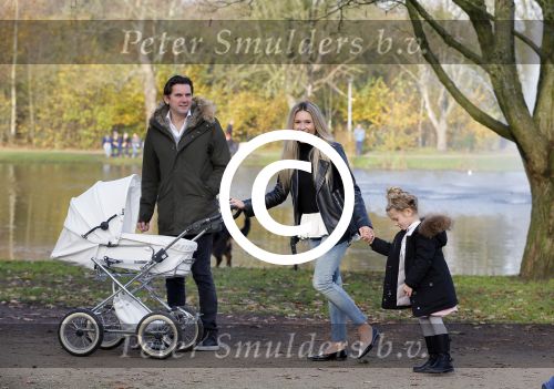 Amsterdam 23 november 2014
Nikkie Plessen en Ruben Bontekoen lopen met hun dochter Jolie en zoontje Alain en hond door het vondelpark.