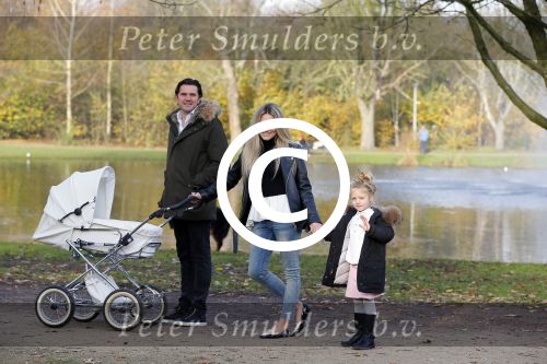Amsterdam 23 november 2014
Nikkie Plessen en Ruben Bontekoen lopen met hun dochter Jolie en zoontje Alain en hond door het vondelpark.