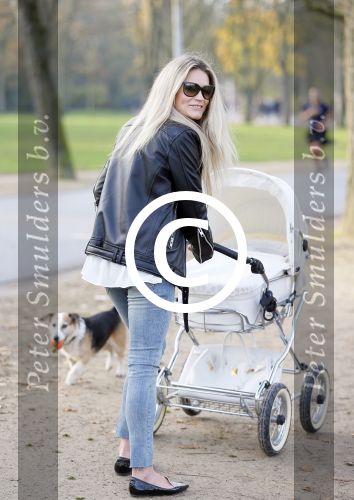 Amsterdam 23 november 2014
Nikkie Plessen en Ruben Bontekoen lopen met hun dochter Jolie en zoontje Alain en hond door het vondelpark.