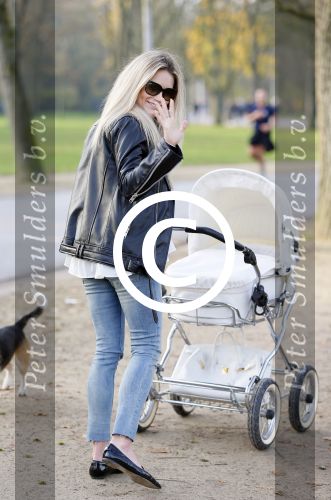 Amsterdam 23 november 2014
Nikkie Plessen en Ruben Bontekoen lopen met hun dochter Jolie en zoontje Alain en hond door het vondelpark.