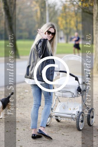 Amsterdam 23 november 2014
Nikkie Plessen en Ruben Bontekoen lopen met hun dochter Jolie en zoontje Alain en hond door het vondelpark.