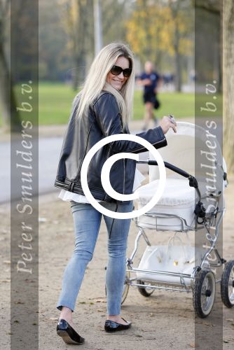 Amsterdam 23 november 2014
Nikkie Plessen en Ruben Bontekoen lopen met hun dochter Jolie en zoontje Alain en hond door het vondelpark.