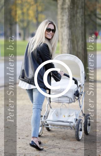Amsterdam 23 november 2014
Nikkie Plessen en Ruben Bontekoen lopen met hun dochter Jolie en zoontje Alain en hond door het vondelpark.