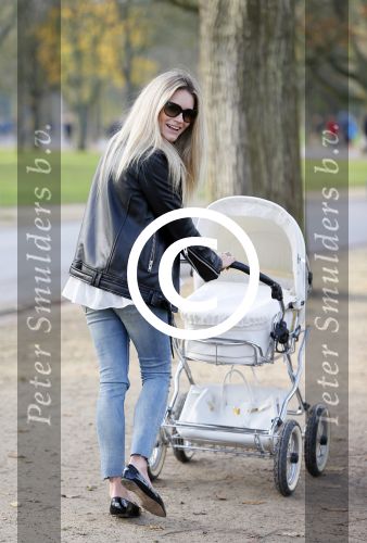 Amsterdam 23 november 2014
Nikkie Plessen en Ruben Bontekoen lopen met hun dochter Jolie en zoontje Alain en hond door het vondelpark.