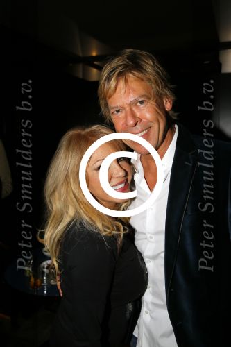 Amsterdam 2 december 2014
CD presentatie Gerard Joling in het conservatorium Hotel. Humberto Tan en Karin Bloemen reiken het eerste exemplaar uit. Patricia Paay en Antoine v d Vijver