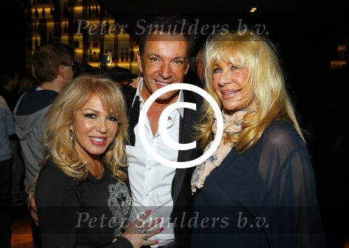 Amsterdam 2 december 2014
CD presentatie Gerard Joling in het conservatorium Hotel. Humberto Tan en Karin Bloemen reiken het eerste exemplaar uit. Gerard met Mary Borsato en Patricia Paay