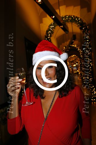 Amsterdam 2 december 2014
CD presentatie Gerard Joling in het conservatorium Hotel. Humberto Tan en Karin Bloemen reiken het eerste exemplaar uit. Patty Brard met man Antoine v d Vijver