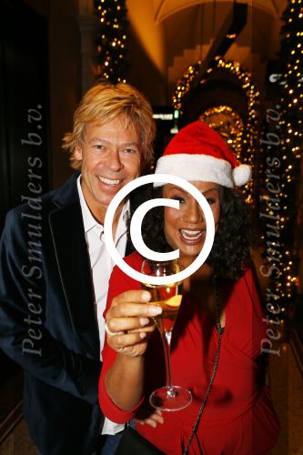 Amsterdam 2 december 2014
CD presentatie Gerard Joling in het conservatorium Hotel. Humberto Tan en Karin Bloemen reiken het eerste exemplaar uit. Patty Brard met man Antoine v d Vijver