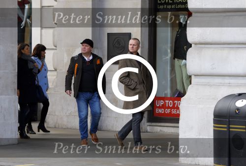 Londen 14 december 2014
Paul de Leeuw en zijn partner Stefan Nugter shoppen in Londen.