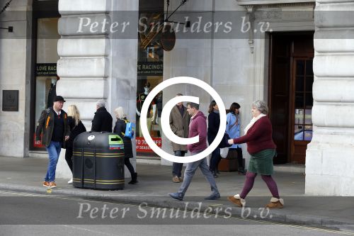Londen 14 december 2014
Paul de Leeuw en zijn partner Stefan Nugter shoppen in Londen.