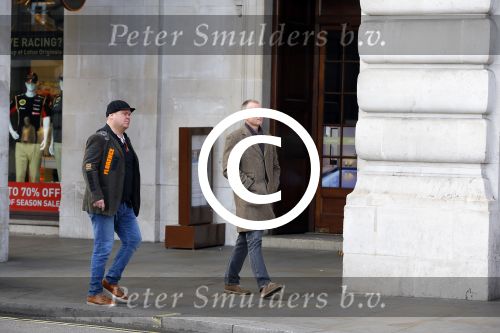 Londen 14 december 2014
Paul de Leeuw en zijn partner Stefan Nugter shoppen in Londen.