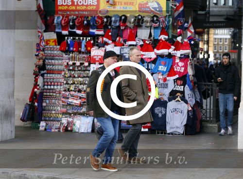 Londen 14 december 2014
Paul de Leeuw en zijn partner Stefan Nugter shoppen in Londen.