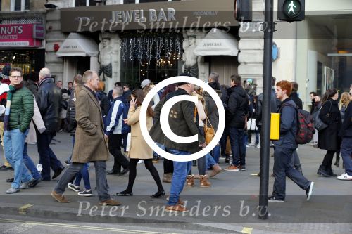 Londen 14 december 2014
Paul de Leeuw en zijn partner Stefan Nugter shoppen in Londen.