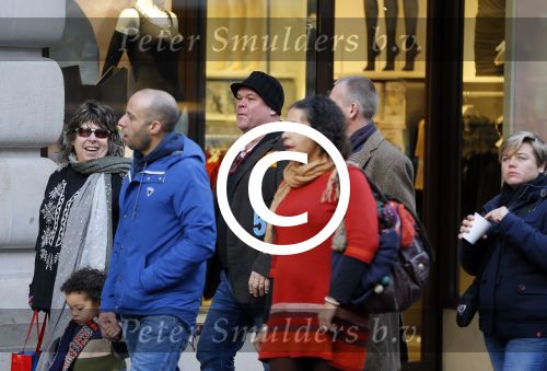 Londen 14 december 2014
Paul de Leeuw en zijn partner Stefan Nugter shoppen in Londen.
