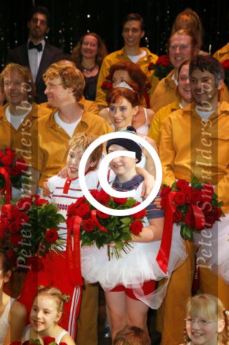 Scheveningen 30 november 2014
Premiere Billy Elliot in het circustheater met in de hoofdrollen Pia Douwes Carry Tefsen Bas Heerkens Reinier Demeijer en Bas Grevelink. Billy werd gespeeld door Carlos Puts.