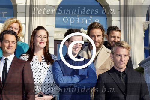 AMSTERDAM 17 november 2014 
 (VLNR) Martine Sandifort, Carolina Dijkhuizen, Viktor Brand, Rik van de Westelaken, Marlijn Weerdenburg, Evelien Bosch, Ajouad El Miloudi, Pieter Derks, Chris Zegers en presentator Art Rooijakkers tijdens de perspresentatie van de kandidaten van het 15de seizoen van Wie is de Mol