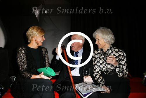 Amsterdam 11 december 2014
Presentatie van het nieuwe tijdschrift en platform van Wendy v Dijk.
Prinses Laurentien onthult het eerste exemplaar. Prinses Laurentien in gesprek met de ouders van Erland Galjaard