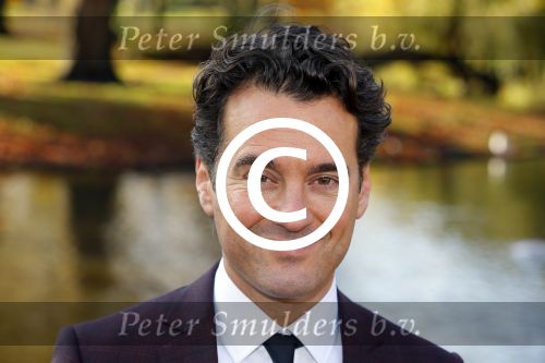 AMSTERDAM 17 november 2014 
 (VLNR) Martine Sandifort, Carolina Dijkhuizen, Viktor Brand, Rik van de Westelaken, Marlijn Weerdenburg, Evelien Bosch, Ajouad El Miloudi, Pieter Derks, Chris Zegers en presentator Art Rooijakkers tijdens de perspresentatie van de kandidaten van het 15de seizoen van Wie is de Mol