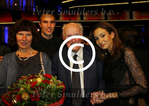 Amsterdam 16 december 2014
Sportman van het jaar verkiezing in de RAI.
Robin v Persie met zijn vrouw Bouchra en zijn moeder en opa