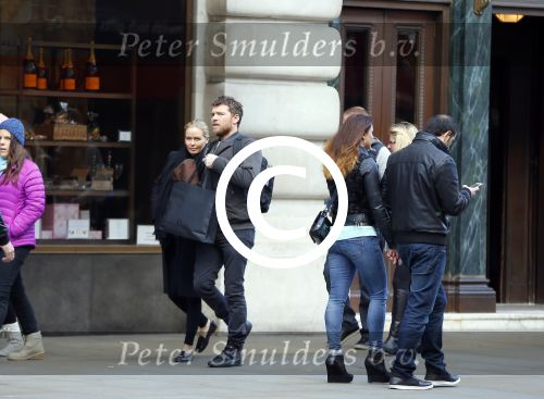 Londen 14 december 2014
Sam Worthington met zijn zwangere vriendin Lara Bingle in Londen